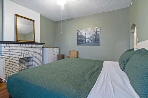 Spacious 2BR w Fenced Yard Office & Roku TV in STL in Soulard, USA