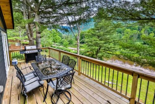 Charming Home with Majestic View in Hunter, USA