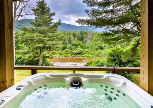 Charming Home with Majestic View in Hunter, USA