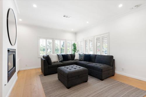 New Listing Sound Stage Villa by Colby and Conrad in Los Angeles, USA