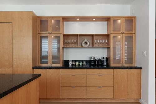 New Listing Sound Stage Villa by Colby and Conrad in Los Angeles, USA