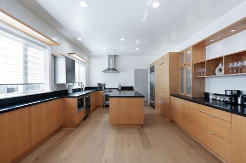 New Listing Sound Stage Villa by Colby and Conrad in Los Angeles, USA