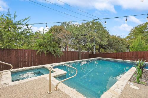 5BD 3BA Retreat Pool Firepit Cinema Games BBQ in North Richland Hills, USA