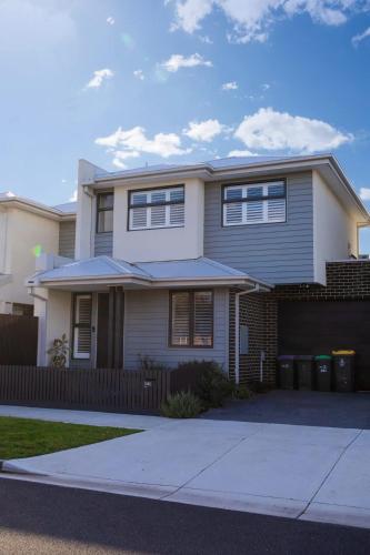 Luxe Altona Haven - Executive 3BR Family Townhouse photo 1