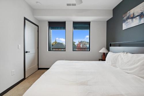 CozySuites Mass with parking lounge & roof deck #33 in Indianapolis, USA