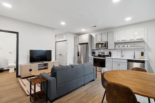 CozySuites Mass with parking lounge & roof deck #33 in Indianapolis, USA