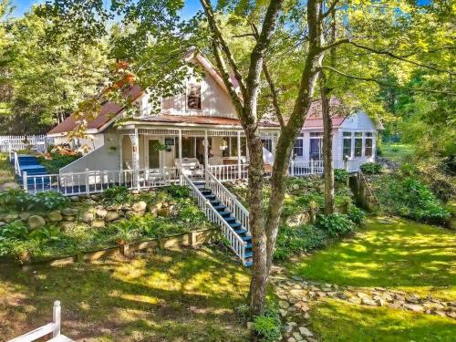 Chickadee Lodge Welcomes you - Year Round FUN