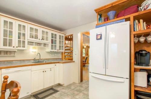 Chickadee Lodge Welcomes you - Year Round FUN Chickadee Lodge Welcomes you - Year Round FUN