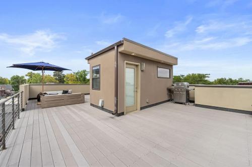 3BR Luxury LoHi Townhome Rooftop Views Sleeps 6 Family in Denver, USA
