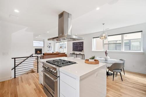 3BR Luxury LoHi Townhome Rooftop Views Sleeps 6 Family in Denver, USA