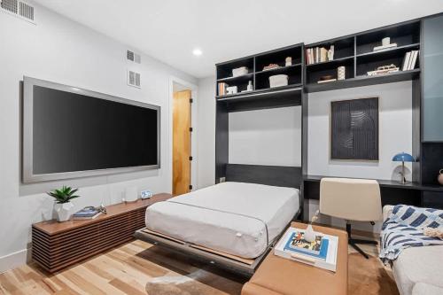 3BR Luxury LoHi Townhome Rooftop Views Sleeps 6 Family in Denver, USA