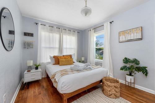 Tiny Home w MIL suite - 3 MI to DT in Orlando, USA