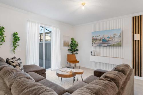 Modern 4 Bed Home Themed Rooms Prime Location in Kissimmee, USA