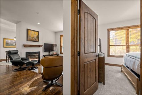 Scenic Escape with Premium Amenities Close to Trails Dining and Slopes