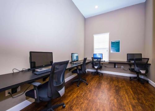 Comfort and Style 3BR Near Disney Sleeps 8 - image 11