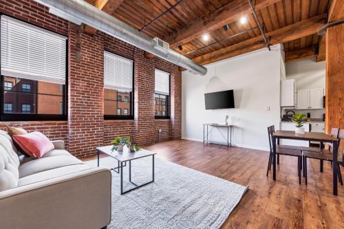 Lafayette 421 I Spacious And Cozy 1bd1bd in Saint Louis, USA