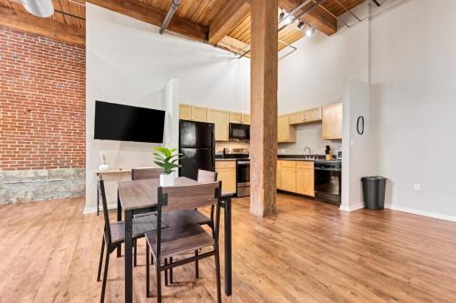 Lafayette 305 I Spacious 1bd I Free Parking in Saint Louis, USA