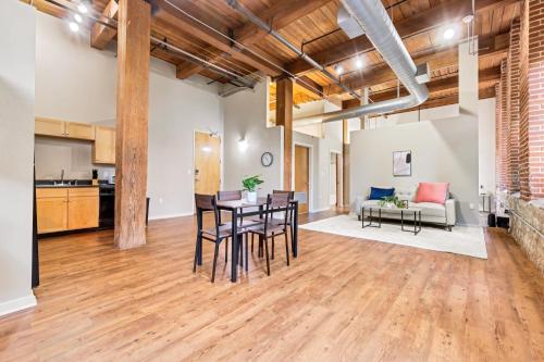 Lafayette 305 I Spacious 1bd I Free Parking in Saint Louis, USA