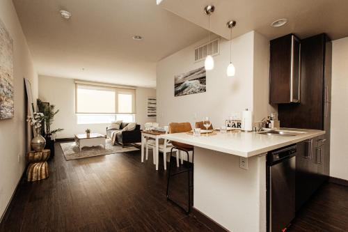 Beautiful Studio in West Hollywood - Tap to explore photos