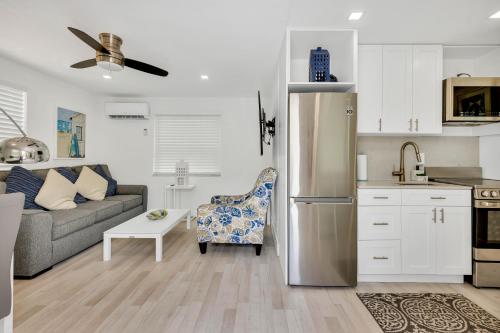 ULTRA spacious apartment steps from the beach in Hollywood, USA