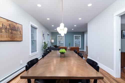 บริการและสิ่งอำนวยความสะดวก, Updated Family-sized Home in Heart of Rutland, Near Slopes, EV Level 2, Hot Tub in รัตแลนด์ (VT)