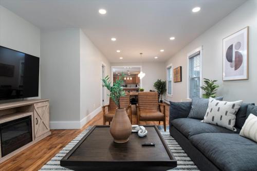 ห้องส่วนกลางสำหรับนั่งเล่น/ดูทีวี, Updated Family-sized Home in Heart of Rutland, Near Slopes, EV Level 2, Hot Tub in รัตแลนด์ (VT)