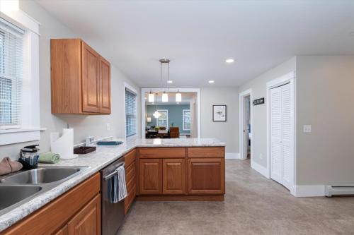 ห้องครัว, Updated Family-sized Home in Heart of Rutland, Near Slopes, EV Level 2, Hot Tub in รัตแลนด์ (VT)