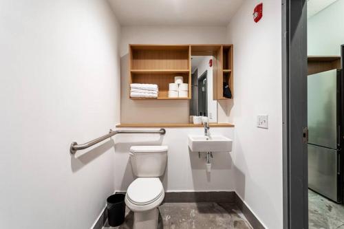 Cozy Studio in Metro Meriden with Pool and Gym in Meriden, USA