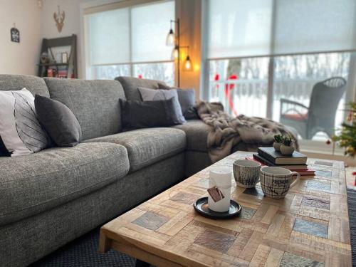 Cozy Riverside Cottage Escape with SPA, Pool Table and Dock Access