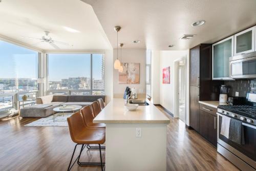 2BR West Hollywood Jetliner Views Condo in Los Angeles, USA