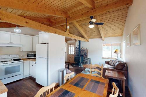 Broad Axe - Cabin #1 - Main Residence in Darby (MT)