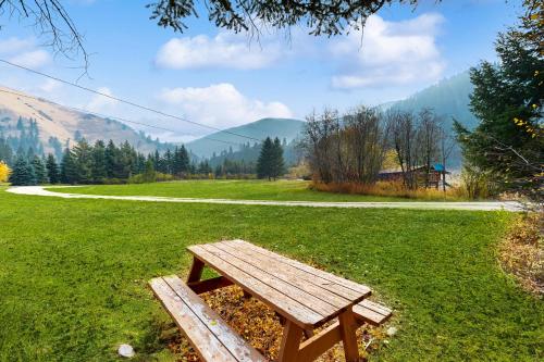 Broad Axe - Cabin #2 - Black Bear in 達拜