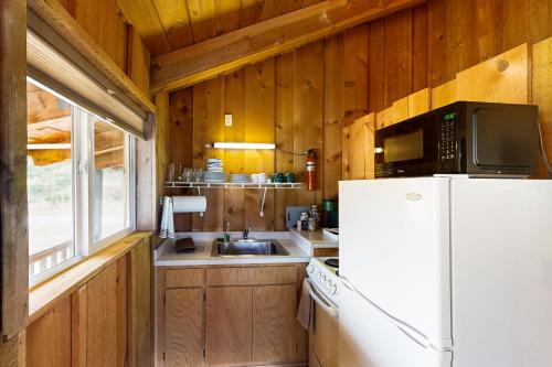 Broad Axe - Cabin #2 - Black Bear in 達拜