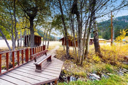 Broad Axe - Cabin #2 - Black Bear in 達拜