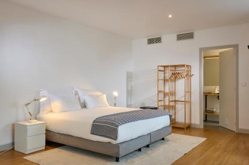 1 queen bed, 1 sofa bed