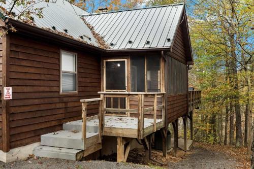 Spacious w Deck Grill Fire Pit Game Room & WiFi in Great Cacapon, USA