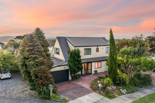 Family Sunset Retreat with Sea Views, Auckland