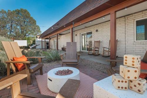 Chic 5BR Boho Retreat w- Games & Outdoor Movies! in Albuquerque, USA