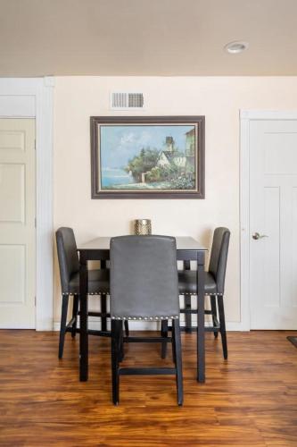 Oasis with heated pool, mini golf, hot tub & barbq area in Oceanside, USA
