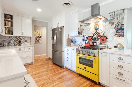 South Central, Barton Springs, Broken Spoke & much more, Dogs ok, 4 bedroom-3bath in Austin, USA