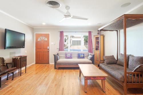 South Central, Barton Springs, Broken Spoke & much more, Dogs ok, 4 bedroom-3bath in Austin, USA