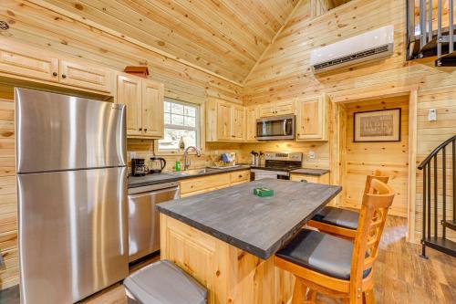 Near Greenbrier River! Mtn-View Cabin w/ Fire Pit in Marlinton