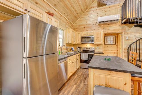 Near Greenbrier River! Mtn-View Cabin w/ Fire Pit in Marlinton