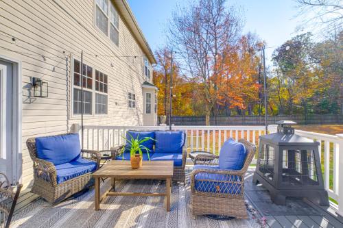 11 Mi to DC Modern Home with Deck and Grill! in Fort Washington, USA
