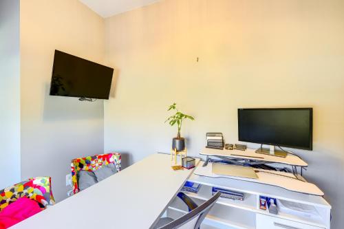 11 Mi to DC Modern Home with Deck and Grill! in Fort Washington, USA