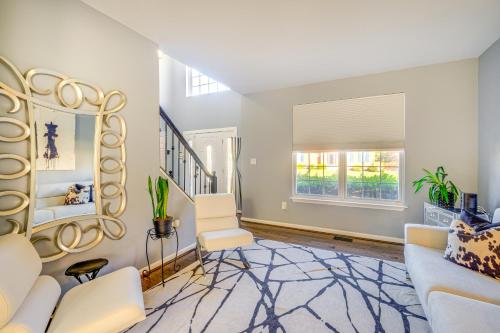 11 Mi to DC Modern Home with Deck and Grill! in Fort Washington, USA