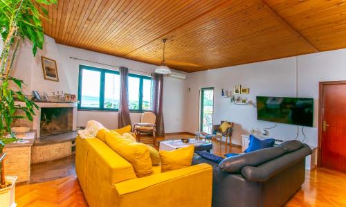 Three-Bedroom Apartment image 9