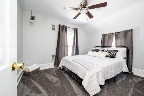 Elm St Retreat - 3 Min walk to Downtown Three Oaks in Three Oaks, USA