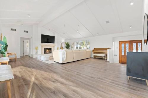 Immaculate 5BR Micro Resort with Heated Pool & Spa in Del Cerro