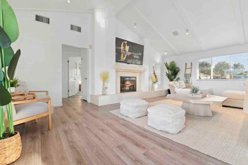 Immaculate 5BR Micro Resort with Heated Pool & Spa in Del Cerro